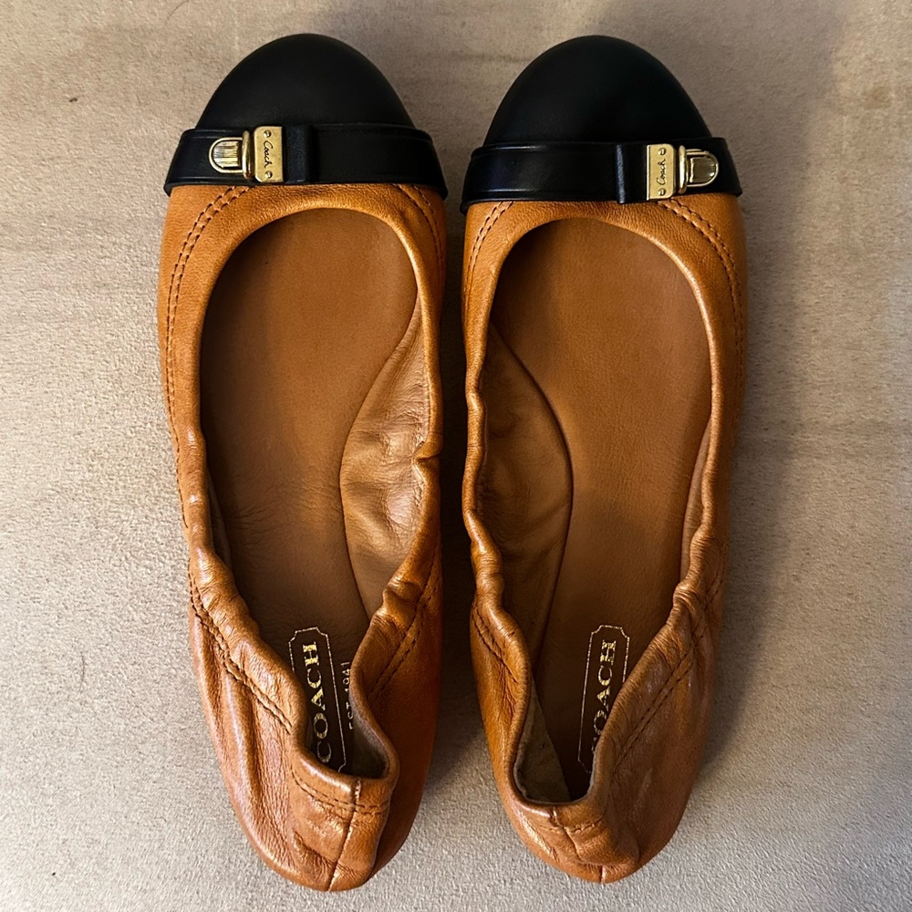 COACH Delphine Tan Black Leather
Cap Toe Ballet Flats Buckle 5B
Unworn